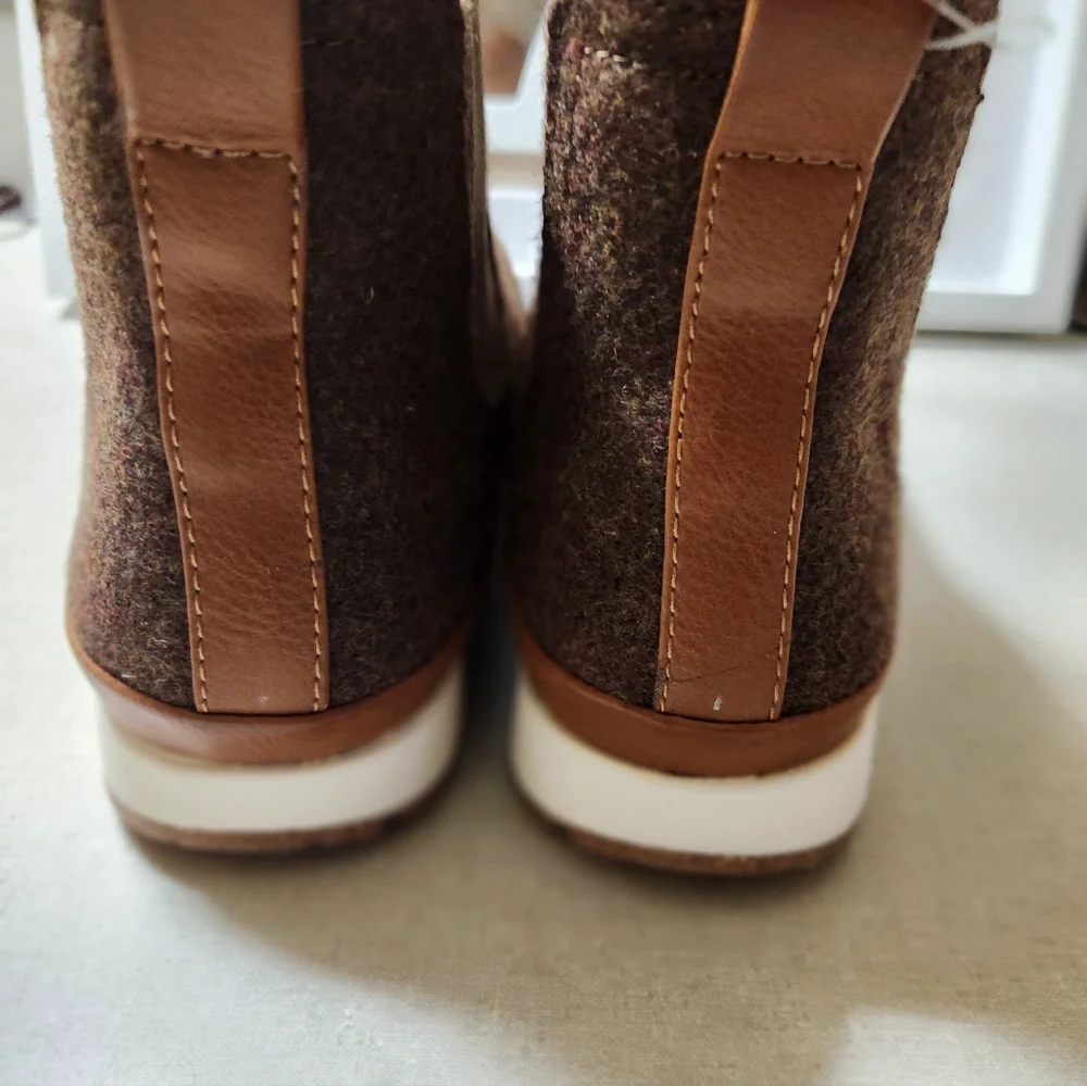 B.O.C. Born Kara Women's Brown Felt Pull-On Booties w/Elastic Sides,6.5, NWOT